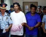 entre picados con asesinos y 40 grados, ronaldinho cumple un mes en la carcel en paraguay