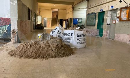 Arreglos en la instalación eléctrica, pintura en las aulas y trabajos en los desagües son algunos de los trabajos que se llevan adelante durante el receso en las instalaciones de la escuela Normal. Arreglos en la instalación eléctrica, pintura en las aulas y trabajos en los desagües son algunos de los trabajos que se llevan adelante durante el receso en las instalaciones de la escuela Normal.