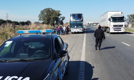 La policía detuvo a colectivos sin motivo aparente. La policía detuvo a colectivos sin motivo aparente.