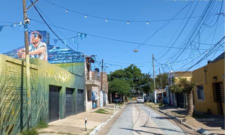 Así está el barrio que vio nacer a Lionel Messi: ¿por qué todo pintado de celeste y blanco?. Así está el barrio que vio nacer a Lionel Messi: ¿por qué todo pintado de celeste y blanco?.