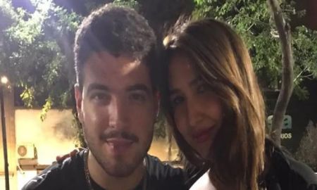 Quisieron hacer una foto romántica, pero un picante detalle los arruinó Quisieron hacer una foto romántica, pero un picante detalle los arruinó