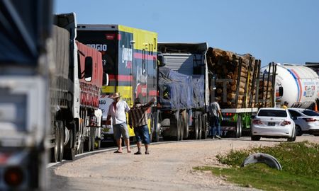 Continúa la disputa por el manejo de las rutas en zona de puertos en la provincia de Santa Fe. Continúa la disputa por el manejo de las rutas en zona de puertos en la provincia de Santa Fe.