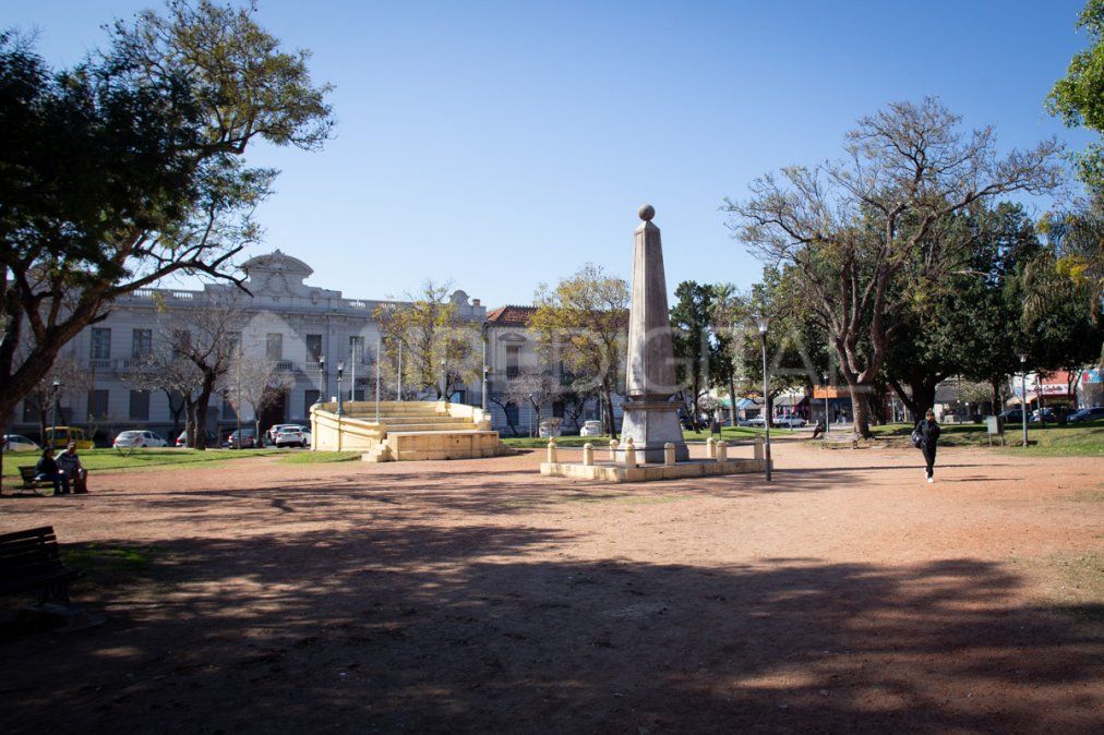El violento episodio ocurrió en la plaza España de la ciudad de Santa Fe.
