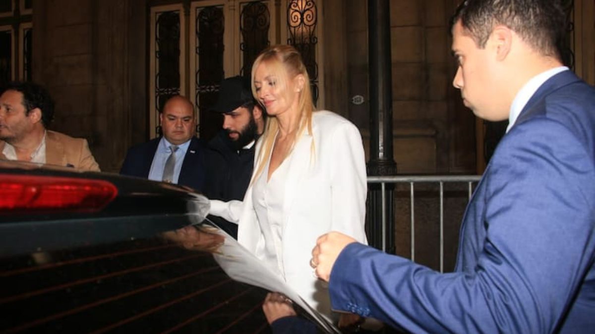 Yuyito González asistió al Teatro Colón vestida con un traje blanco. Yuyito González asistió al Teatro Colón vestida con un traje blanco.