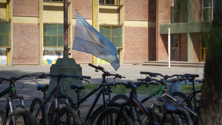 El día después en San Cristóbal, con la escuela en pausa: sin clases y la bandera sin izar