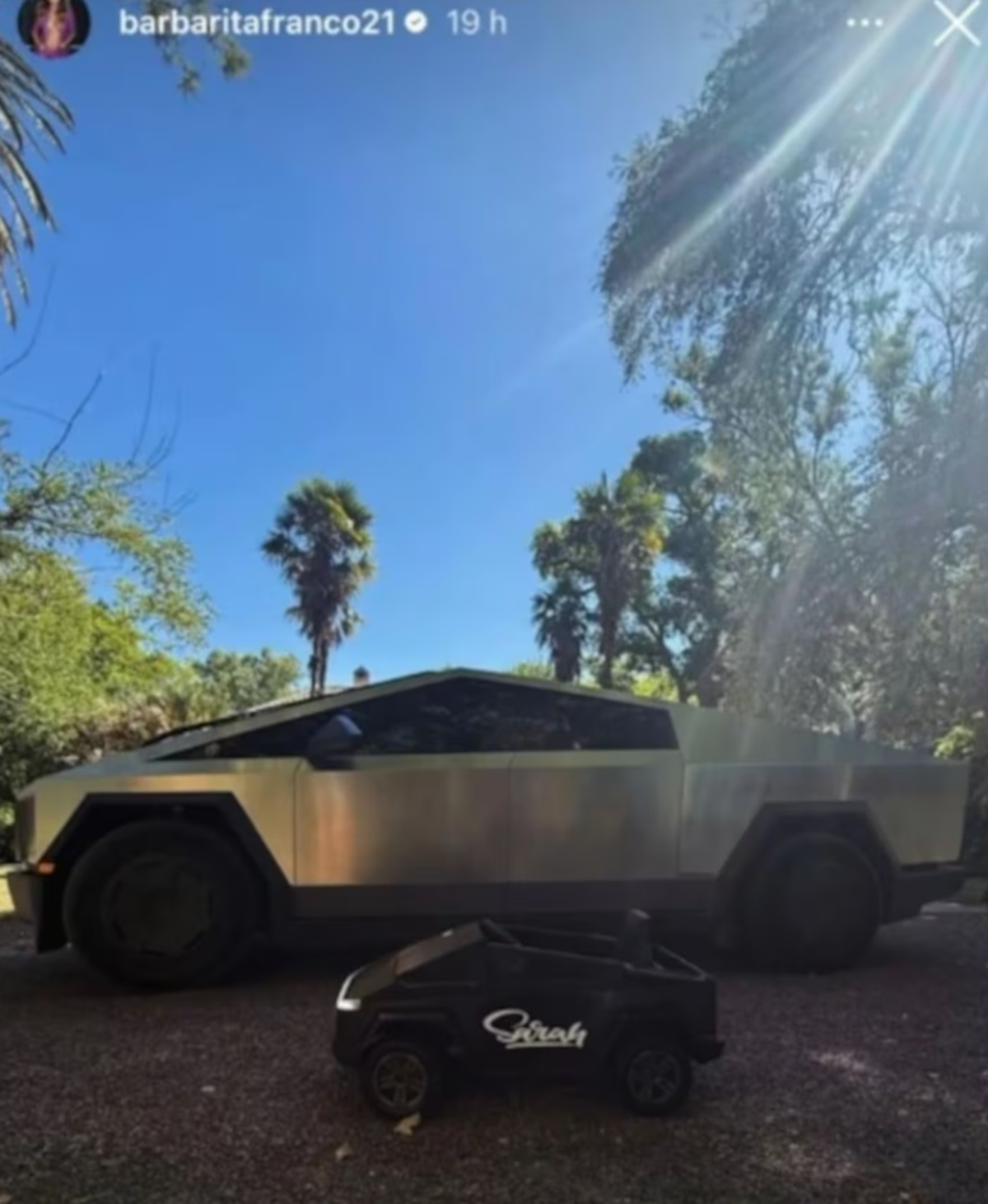 Fernando Burlando le regal&oacute; un Tesla Cybertruck a Barby Franco.