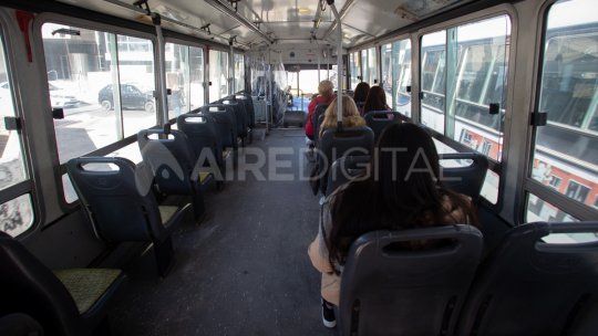 Dentro de los colectivos debe cumplirse el distanciamiento social y todos los pasajeros tienen la obligación de utilizar el barbijo.