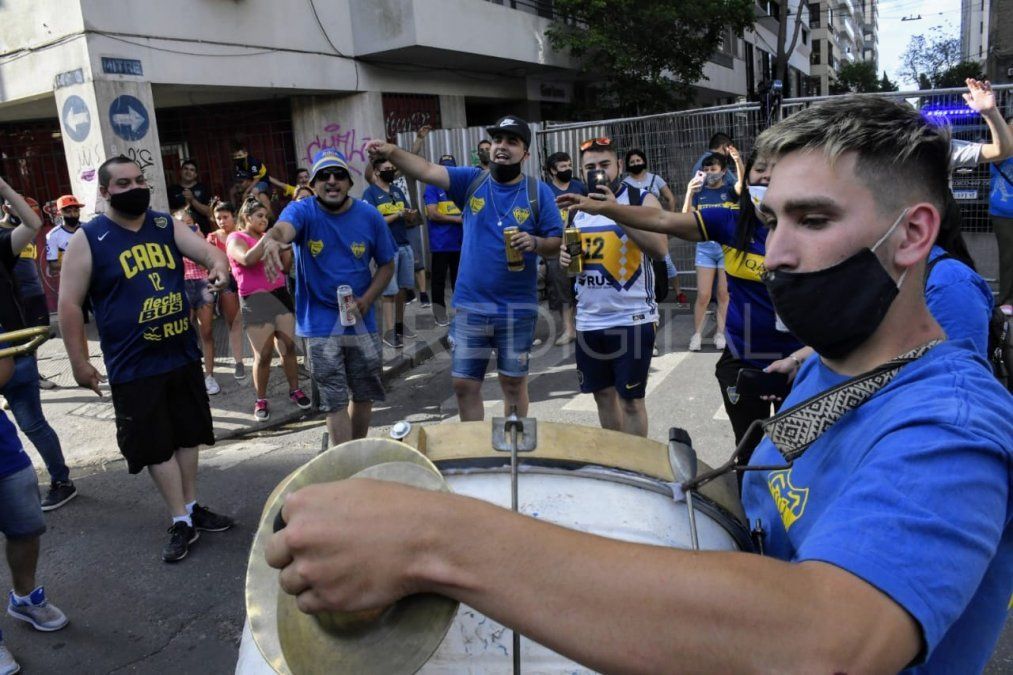 Los hinchas de Boca estuvieron presentes en la llegada del plantel a Rosario.