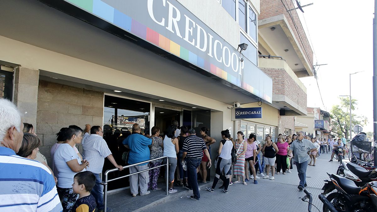 Largas colas en los bancos para cobrar el bono a jubilados y beneficiarios de la AUH