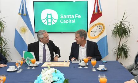 El intendente de Santa Fe Emilio Jatón recibió este viernes al presidente Alberto Fernández. El intendente de Santa Fe Emilio Jatón recibió este viernes al presidente Alberto Fernández.
