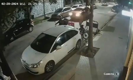 El chico fue sorprendido por una camioneta roja de la que se bajó un delincuente armado. El chico fue sorprendido por una camioneta roja de la que se bajó un delincuente armado.