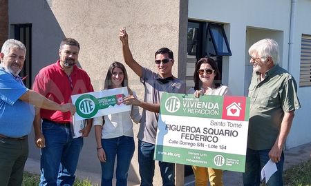 Dos trabajadoras y dos trabajadores recibieron las llaves de su casa este martes. Dos trabajadoras y dos trabajadores recibieron las llaves de su casa este martes.