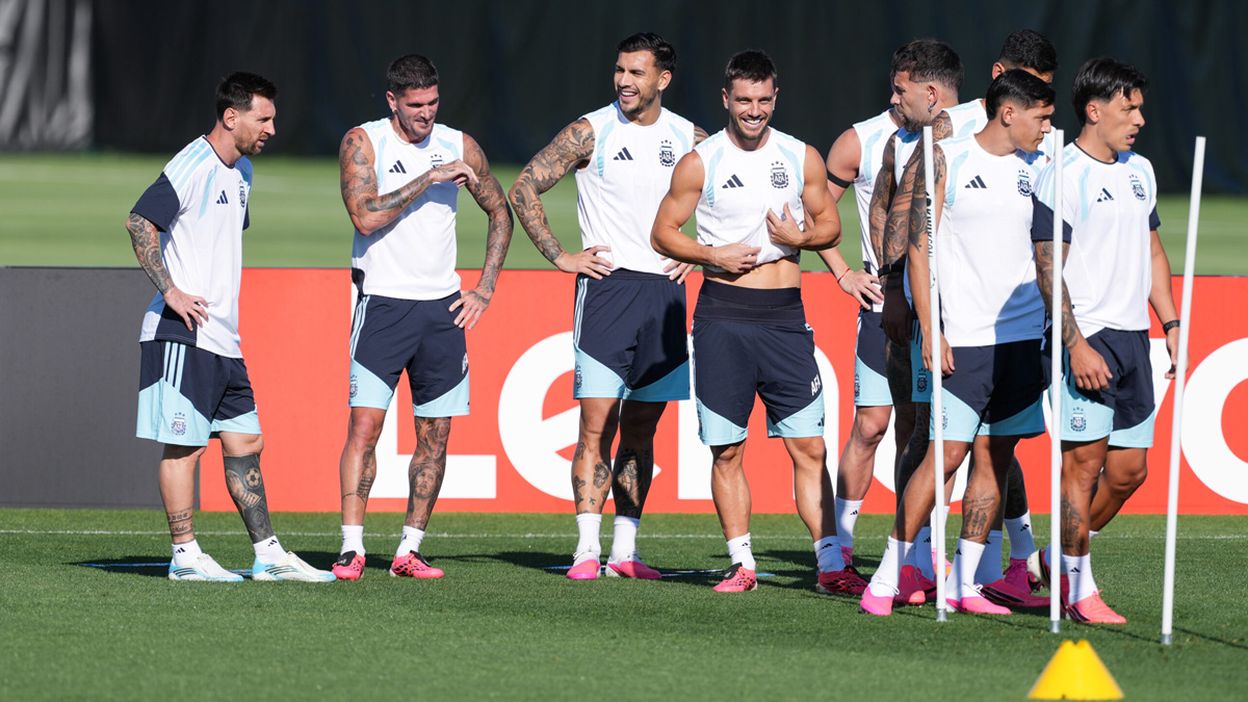 La selección argentina en un entrenamiento previo al partido de la fase de grupos J contra Argelia en la Copa Mundial de la FIFA 2026 en Kansas City, Estados Unidos.