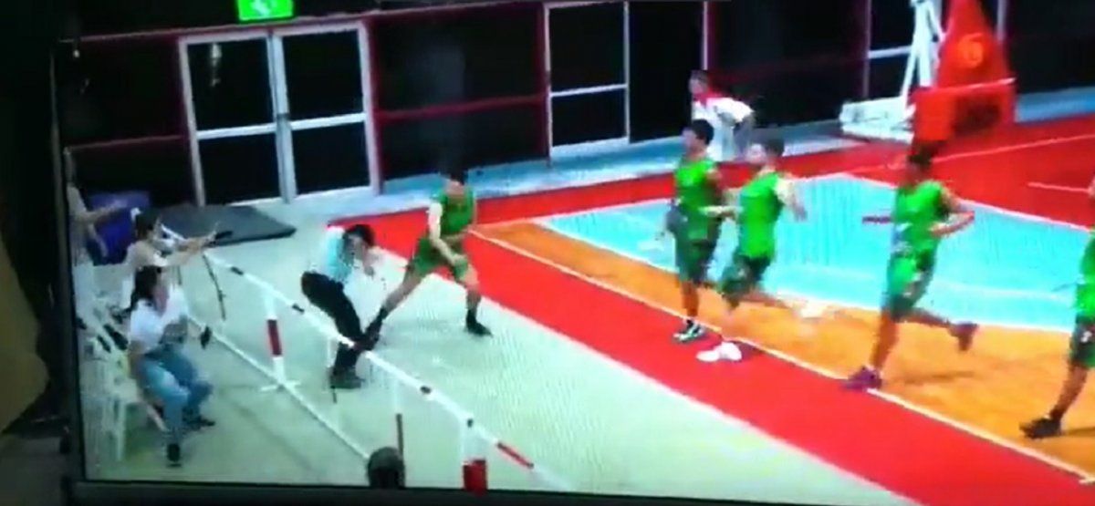 El momento en el que un jugador de CRC golpea a un árbitro por la ARBB.