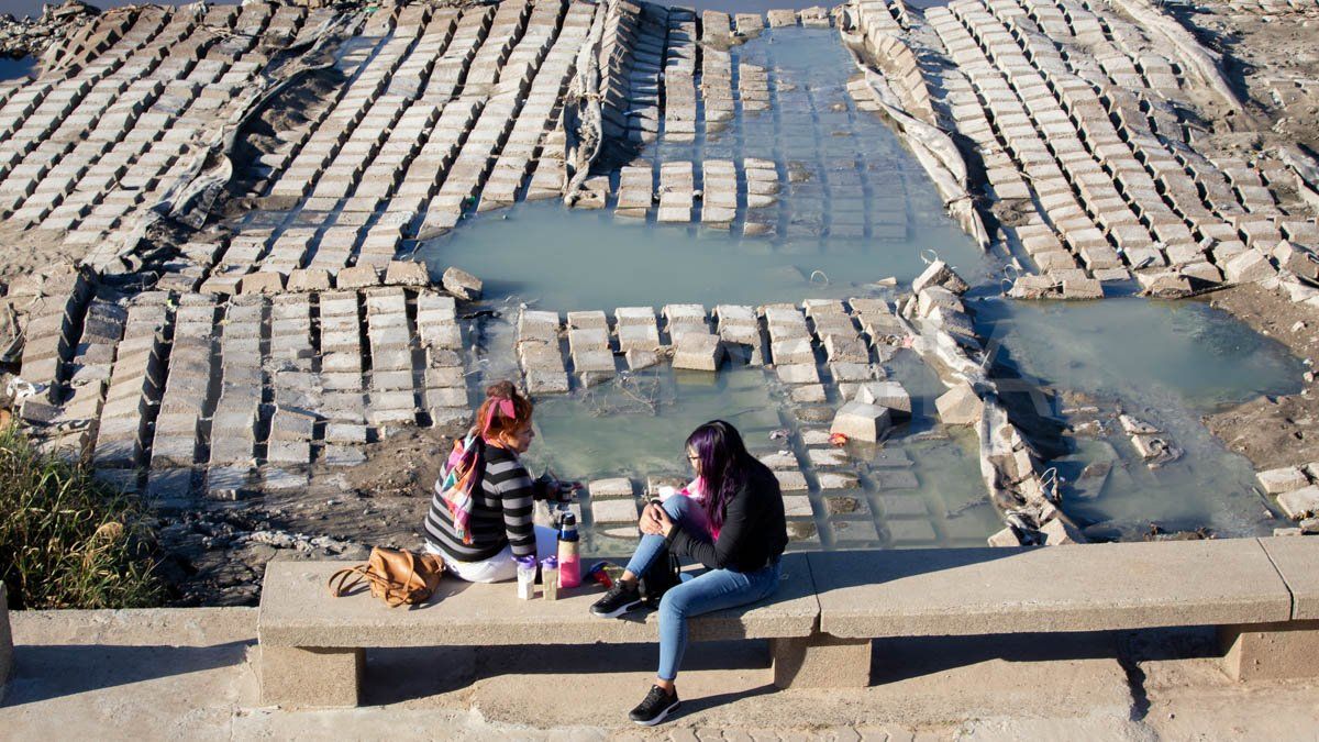 La geomembrana con bloques de hormigón de la defensa de la costanera de Santo Tomé emergió con este ciclo de bajante, que ya lleva tres años.