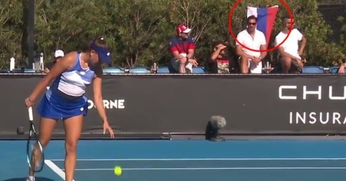 La bandera rusa que se colgó durante el juego de Kamilla Rakhimova y la ucraniana Kateryna Kozlova.