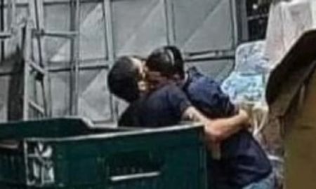 Le llevó el almuerzo a su marido, lo encontró abrazado a un compañero y lo escrachó en las redes Le llevó el almuerzo a su marido, lo encontró abrazado a un compañero y lo escrachó en las redes
