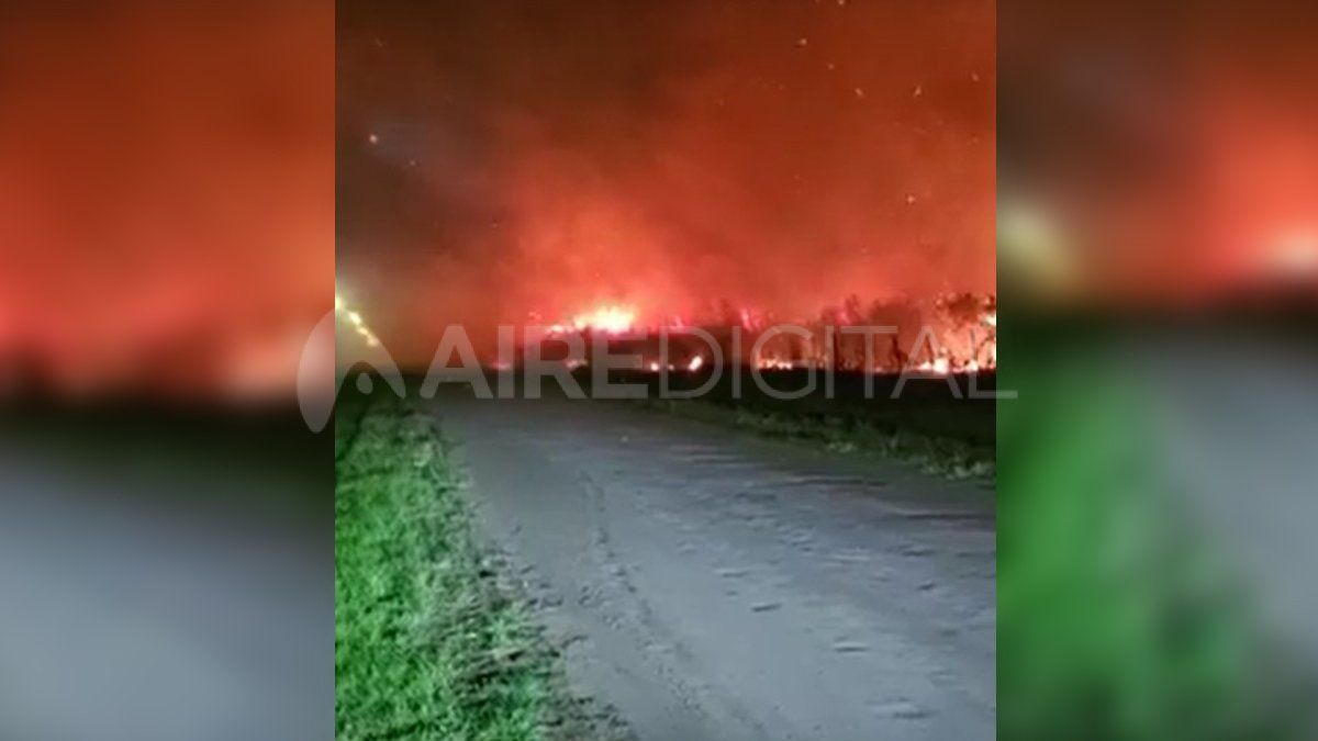 Las llamas se encuentran muy cercanas a donde est&aacute;n las propiedades de los barrios privados.&nbsp;