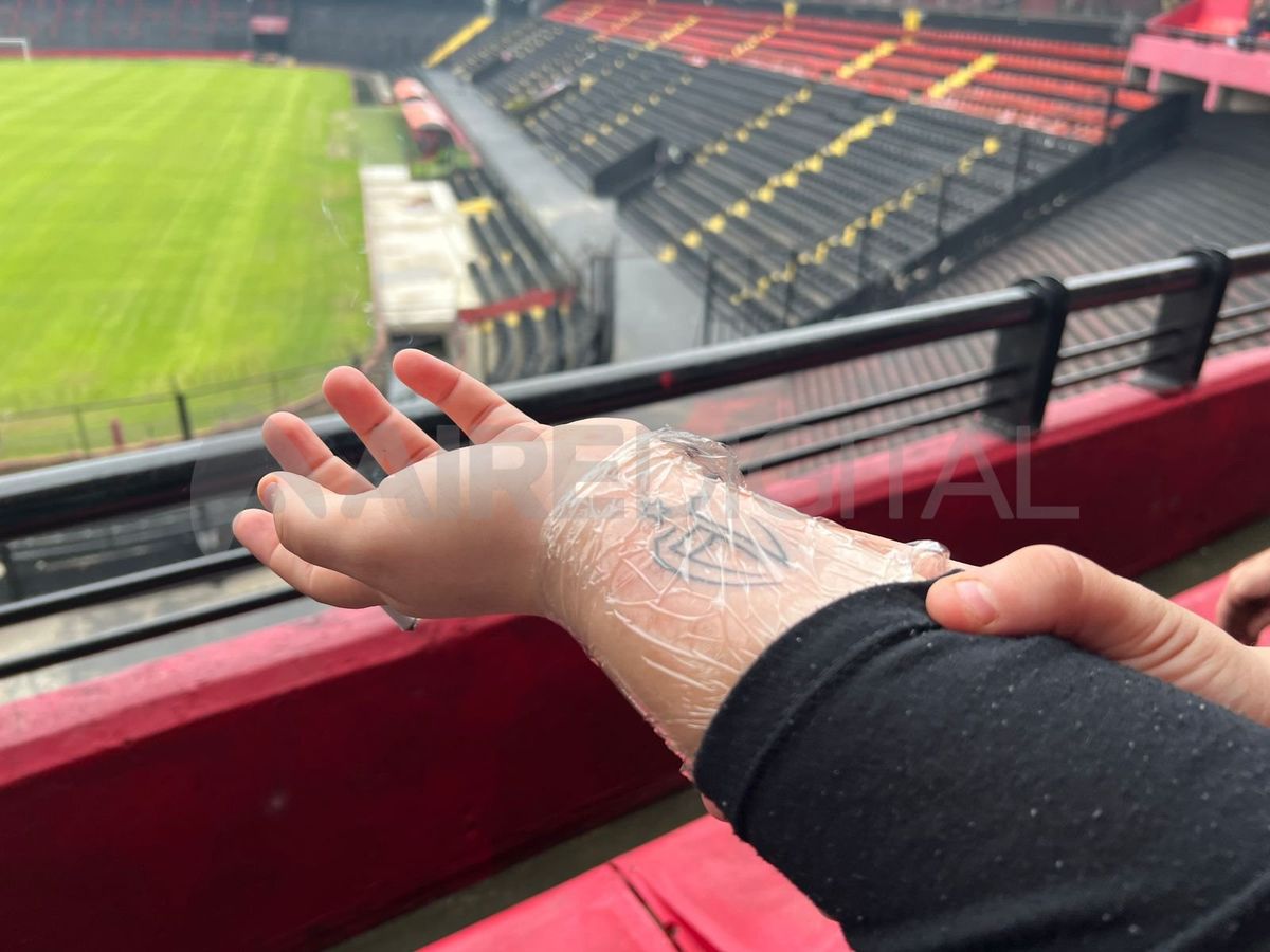 El diseño del tatuaje que se hicieron los hinchas de Colón durante el evento en el estadio Brigadier López. El diseño del tatuaje que se hicieron los hinchas de Colón durante el evento en el estadio Brigadier López.