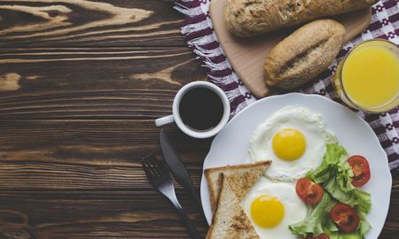 Lo que debes comer antes de las 8 de la mañana para perder peso