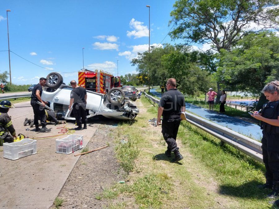 Accidentes en racha: en menos de una hora tres autos volcaron en Santa Fe este sábado