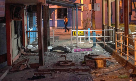 Más atentados en Ecuador y 28 detenidos por la serie de ataques. Más atentados en Ecuador y 28 detenidos por la serie de ataques.