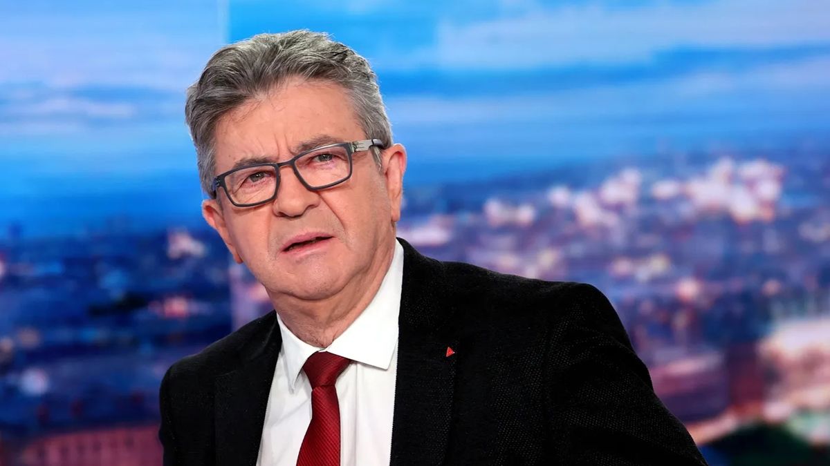 El candidato denuncia la oligarquía, los poderes del dinero, una administración europea a las órdenes de los lobbies, los tratados de libre comercio "pícaros" y defiende la idea de una Sexta República.