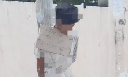 la familia no se roba, la frase estampada en el pecho de un ladron atado a un poste la familia no se roba, la frase estampada en el pecho de un ladron atado a un poste