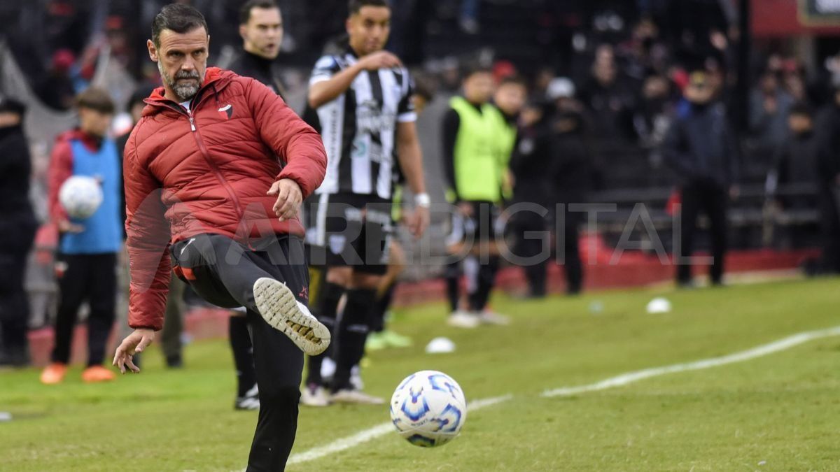 Yllana probó todo y no hubo caso: este jueves se conoció que dejó de ser el entrenador de Colón y se fue el sexto