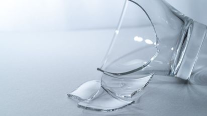 Qué significa romper un vaso sin querer en casa y por qué se considera una señal