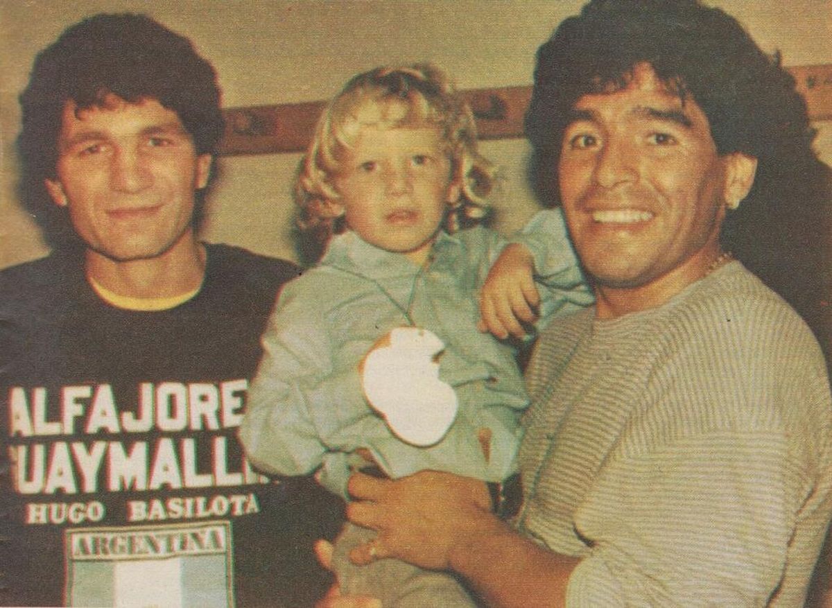 Coggi cultivó una gran amistad con Diego Armando Maradona, que se mantuvo hasta la muerte de este, el 25 de noviembre de 2020. En la foto, el Diez, que en la década de 1980 jugó en el Nápoli de Italia, sostiene en sus brazos a Martín Antonio (nacido el 12 de agosto de 1983), hijo de Látigo. Coggi cultivó una gran amistad con Diego Armando Maradona, que se mantuvo hasta la muerte de este, el 25 de noviembre de 2020. En la foto, el Diez, que en la década de 1980 jugó en el Nápoli de Italia, sostiene en sus brazos a Martín Antonio (nacido el 12 de agosto de 1983), hijo de Látigo.
