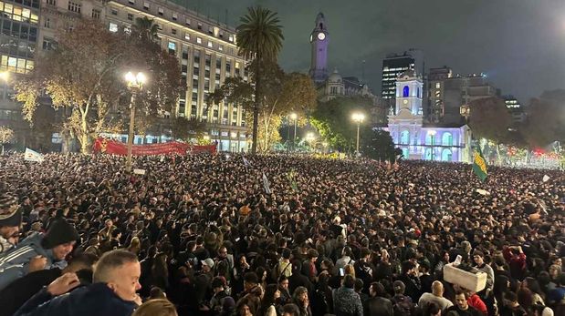 Así despiden los fanáticos al Indio Solari en Plaza de Mayo.&nbsp;