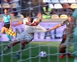 El agarrón en el área sobre Santiago Pierotti que todo Colón reclamó como penal.