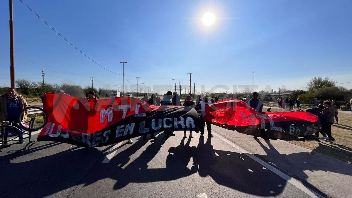 Organizaciones sociales de Santa Fe interrumpen el tránsito de forma total sobre Circunvalación Oeste.