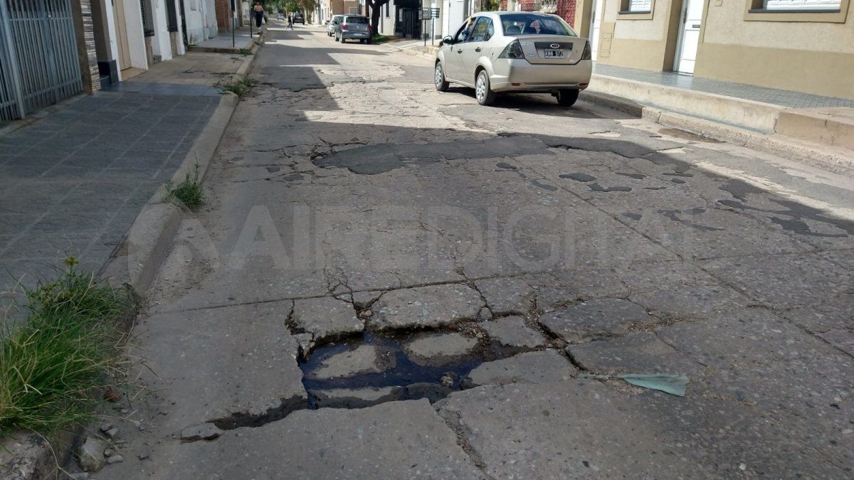 Gran parte del Pasaje Maipú presenta complicaciones para los automovilistas al momento de circular.