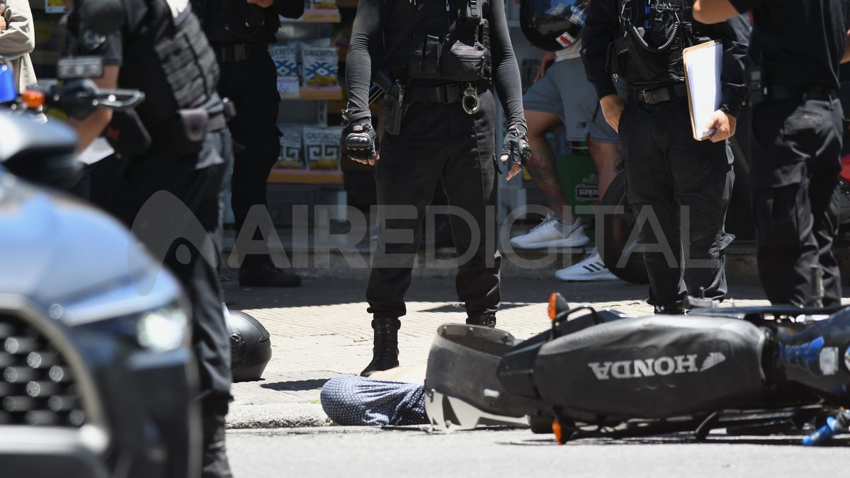 Fuentes de la investigación dijeron que al ser advertido, Ramos comenzó a correr y un policía realizó un Fuentes de la investigación dijeron que al ser advertido, Ramos comenzó a correr y un policía realizó un