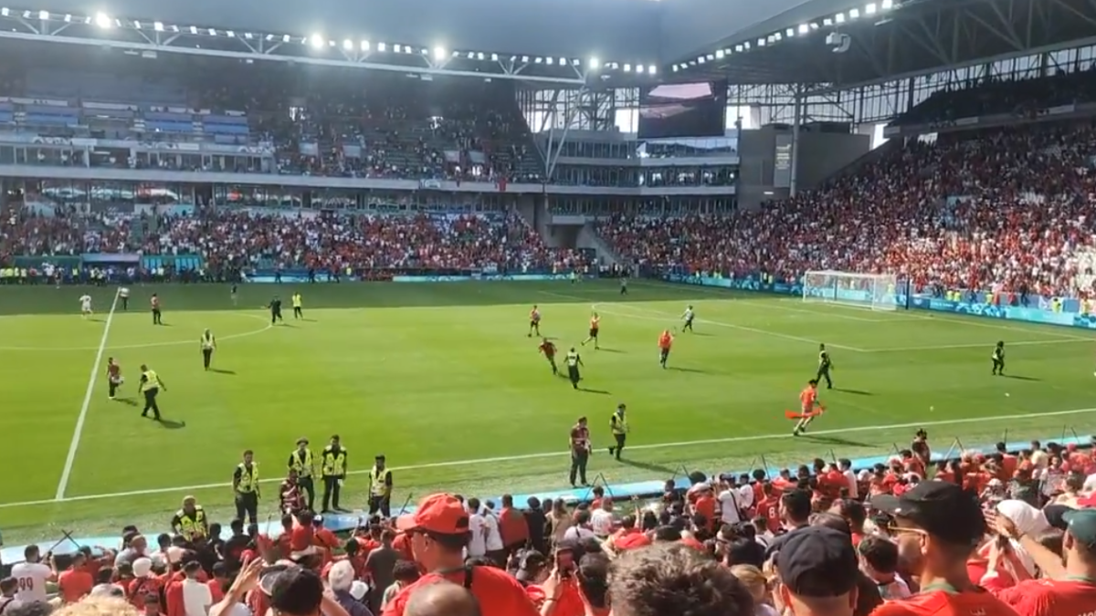 El público de Marruecos invadió el estadio y tiró bombas de estruendo en el polémico partido ante Argentina por los Juegos Olímpicos.