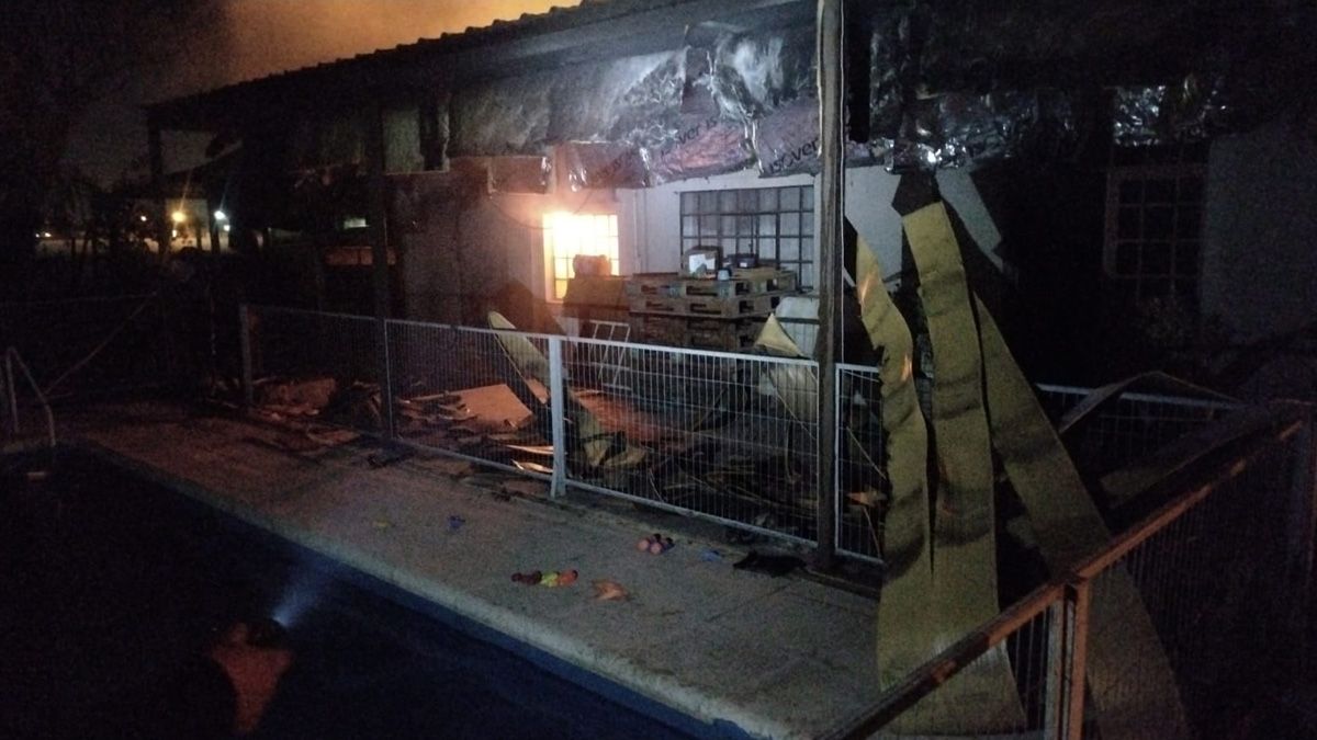 La situación comenzó durante la medianoche en un domicilio de barrio Villa Adelina