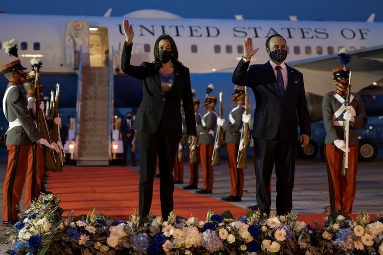 La vicepresidenta de los Estados Unidos, Kamala Harris, y el canciller de Guatemala, Pedro Brolo.