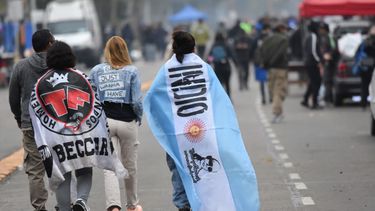El último adiós al Indio, en fotos: masiva peregrinación hacia Avellaneda Miles de fanáticos del Indio Solari llegaron este domingo a Avellaneda para despedir a su ídolo.