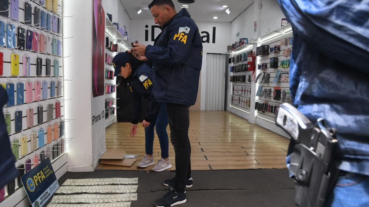 Los procedimientos buscaban identificar puntos de cambios de divisas clandestinos, con el objetivo de frenar las operaciones en el mercado informal de divisas. Los procedimientos buscaban identificar puntos de cambios de divisas clandestinos, con el objetivo de frenar las operaciones en el mercado informal de divisas.