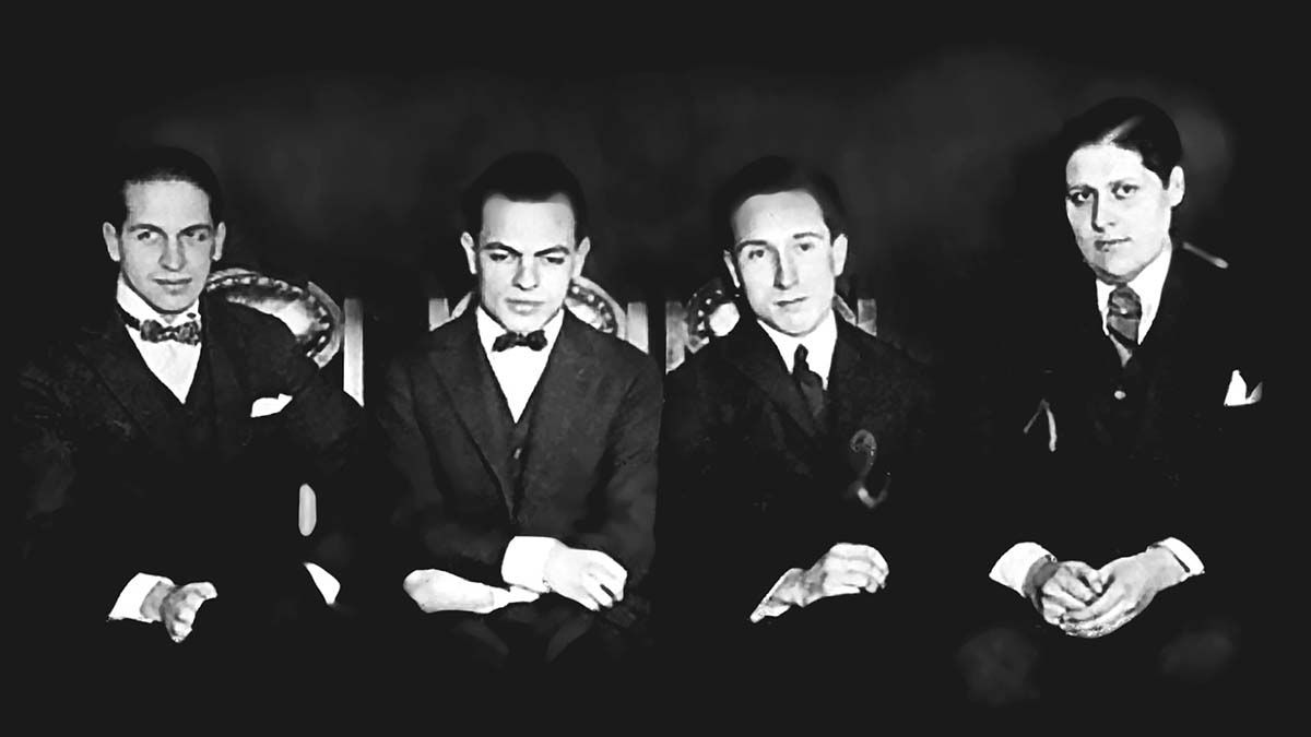 Los locos de la azotea fueron cuatro amigos que iniciaron la radiodifusi&oacute;n en Argentina en 1920.