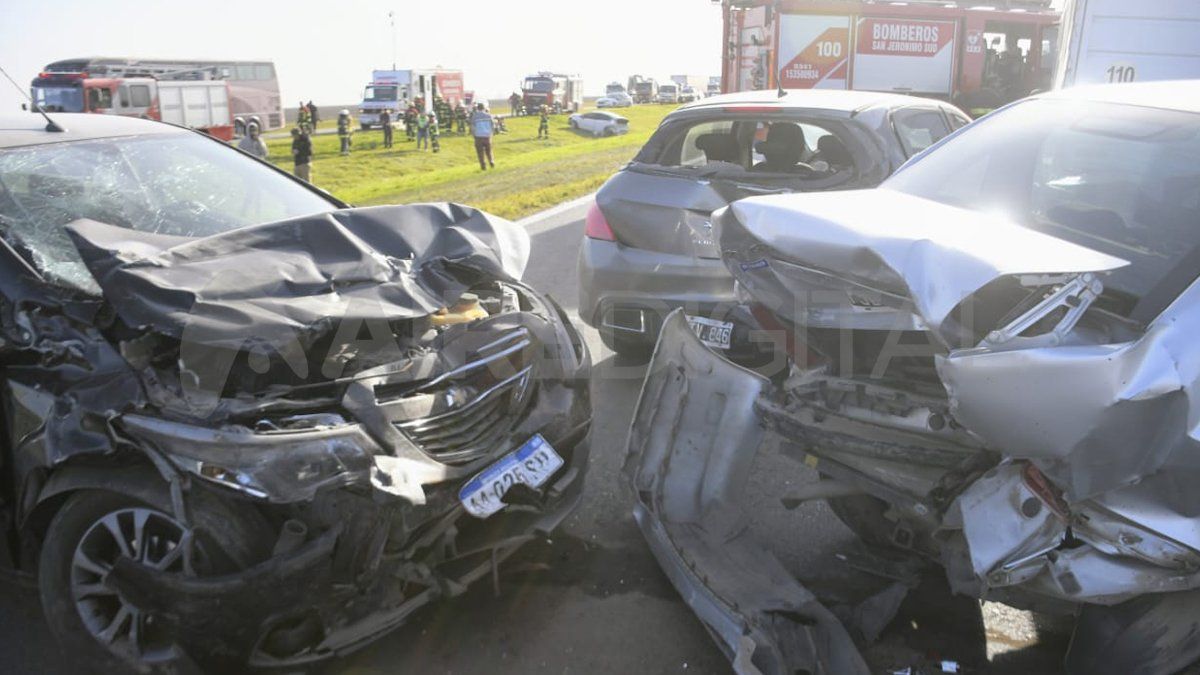Impresionante choque en cadena en la autopista CórdobaRosario con más