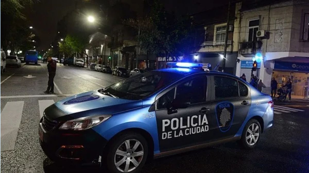 Dos jóvenes fueron baleados este miércoles por la noche en una peluquería del barrio porteño de Constitución