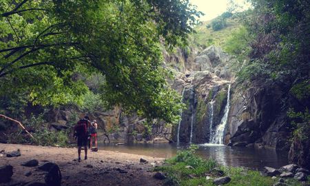 La Cascada de los Cóndores es un rincón de serenidad y naturaleza, ideal para los amantes del senderismo y la fotografía de paisaje. La Cascada de los Cóndores es un rincón de serenidad y naturaleza, ideal para los amantes del senderismo y la fotografía de paisaje.