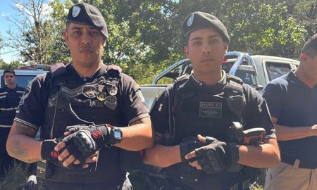 El sargento Cabrera y el agente Badra posaron tras localizar a la nena en el monte cordobés. El sargento Cabrera y el agente Badra posaron tras localizar a la nena en el monte cordobés.