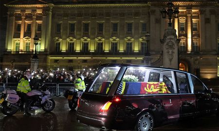 El féretro con los restos de la reina Isabel II llegó en la noche de este martes al palacio de Buckingham, procedente de Edimburgo, en Escocia. El féretro con los restos de la reina Isabel II llegó en la noche de este martes al palacio de Buckingham, procedente de Edimburgo, en Escocia.