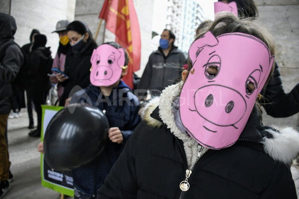 Protesta en Rosario contra el acuerdo porcino entre Argentina y China. 
