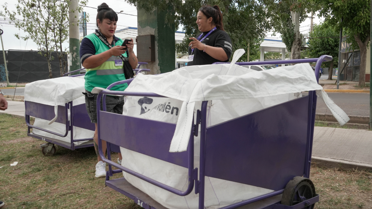 El cierre del basural permitió la incorporación de cientos de recuperadores urbanos de Mendoza a un sistema formal de reciclaje. El cierre del basural permitió la incorporación de cientos de recuperadores urbanos de Mendoza a un sistema formal de reciclaje.