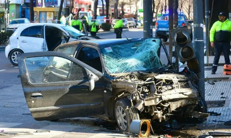 accidente fatal: cruzo en rojo, impacto contra otro auto y mato a su ocupante accidente fatal: cruzo en rojo, impacto contra otro auto y mato a su ocupante